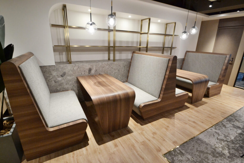 イマドキのオフィスには必須かも？！オフィス内「ファミレス席」大研究 前編 オフィスづくりのコツ アスクル みんなの仕事場