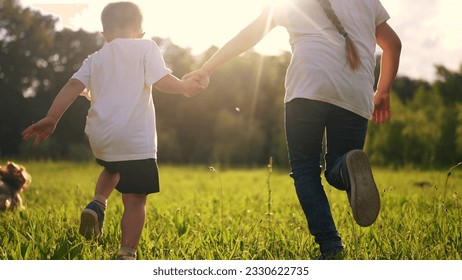 少年 後ろ姿 子ども 走るの写真素材 - PIXTA