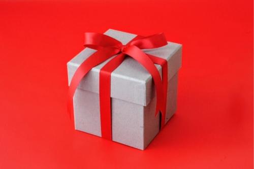 💝バレンタインサプライズボックス🎁⁡ 前回の投稿でポストした、『バレンタインサプライズボックス』の作り方と動画を配信いたします🆕 ⁡今回、ベース 1層目 となるギフトボックスは100円均一ショップのものを使用。家にちょうどよい大きさのものがあれば、そちらで