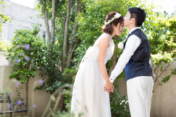 写真映えする誓いのキス手の位置はここ！ ロマンチックに撮るコツ結婚式場の選び方