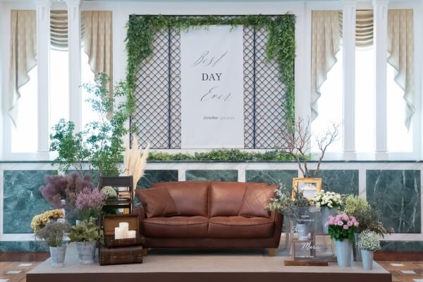 プレ花嫁必見！人気の「高砂ソファ」とは？おすすめのコーディネート例も紹介