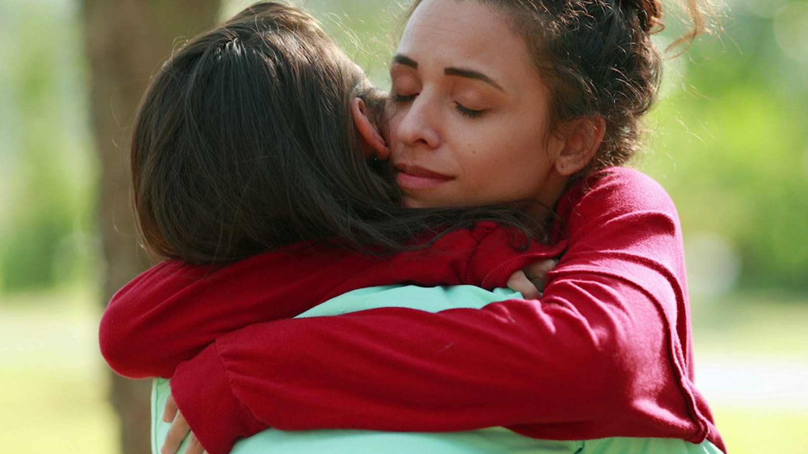 付き合う前に女性からハグするのはあり？ - ENSPORTS magazine