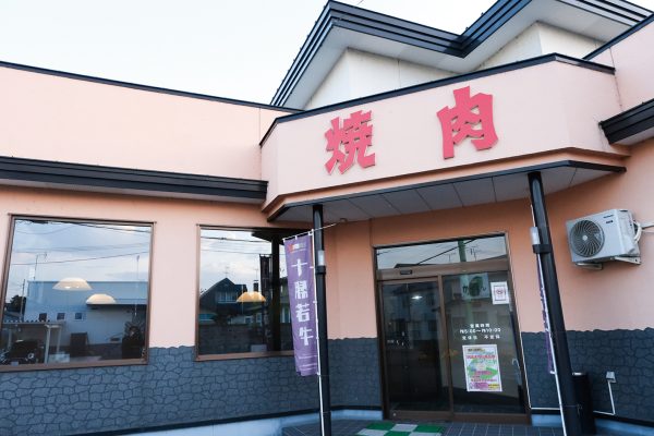 左から 香川県住みます芸人・梶剛さん、岡山県住みます芸人・江西あきよしさん＝高松で「香川×岡山つながる食の大博覧会」 - 高松経済新聞