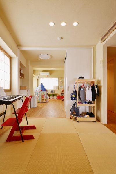 決して綺麗ではないけど、 子供が好きなものごちゃごちゃ飾るのも テレビを守るベビーサークルも 秋から幼稚園に入る息子と過ごすなんでもない日のこの景色も 今しかないんだなと思ったので残しておく☺ この家が本当に大好き☺♡家族の思い出 リビングインテリア