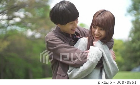 バックハグされるの初めて。照れる」スタイル抜群の清楚系女子高生、男らしいスキンシップにドキッ恋愛ABEMA TIMESアベマタイムズ