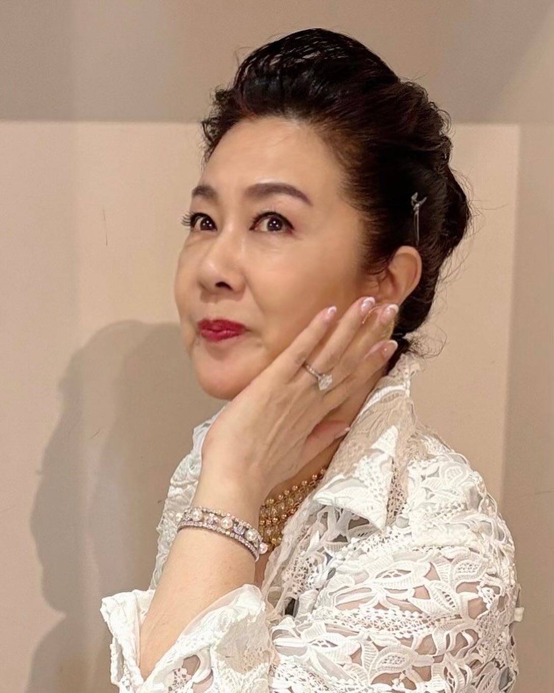 名取裕子・表紙 名取裕子のご機嫌力、志尊淳の飛躍、pecoの家族のかたち『婦人公論』見どころ紹介！- YouTube