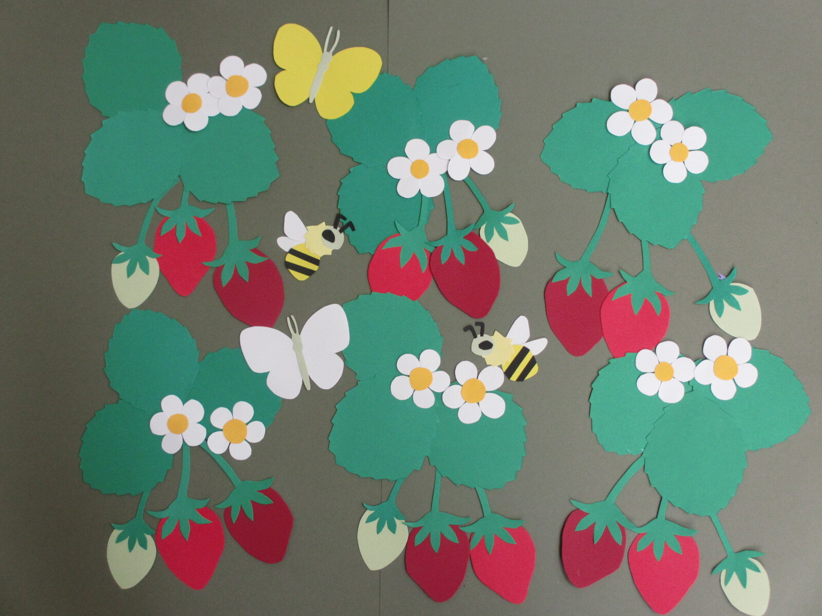 保育 入園 式 壁面 壁面飾り 保育壁面 春 無料ダウンロード型紙で「にゅうえん そつえん おめでとう 文字③」の壁面飾りを作ってみた！保育園 幼稚園介護施設 壁面装飾 製作 春 入園式 卒園式 桜 ３月 ４月壁面飾り型紙工房