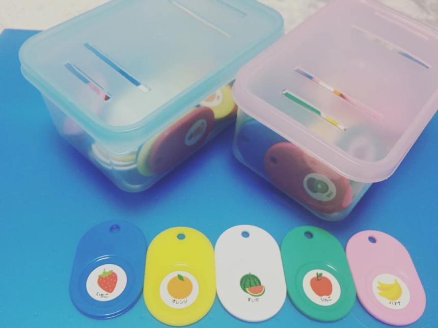 おすすめの子供の手作りおもちゃをご紹介‼️, @hamuko_chiikuさんの投稿をご紹介させていただきます🥰, 👇詳細はこちら,用意したもの , ✅R1の空きボトル, これくらいの小さいボトルであれば, 赤ちゃんでも掴んで楽しむことができます😍, ✅画用紙, ✅塩,✅パステル, ダイソーで購入, ✅ビニールテープ, ✼•• ••✼•• ••✼, 廃材と100均の材料を使って,