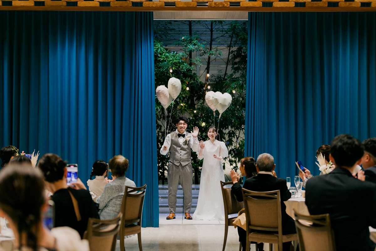 披露宴のお色直し再入場は、カメラマンさんに後ろ姿を撮ってもらうべき！marry マリー