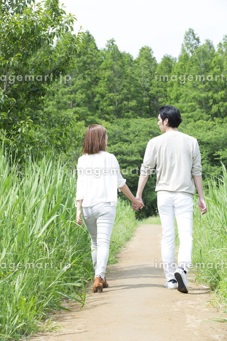 手を繋いで走るカップル 写真素材989061- フォトライブラリ