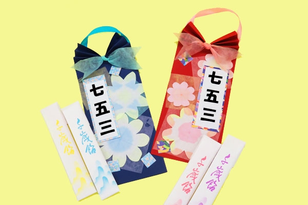 七五三袋「トトロ＆どんぐり」 今週は千年飴の袋を作りました！ 今回はトトロの顔のパーツを作り、どんぐりを折って貼りつけています。※どんぐりは、小さい折り紙で頑張って作っています！ 裏側は、まっくろくろすけをハサミでチョキチョキして、シールで目を貼ってい