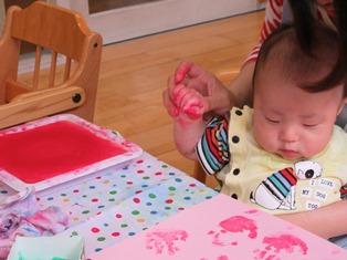 おもいっきり万国旗製作 4歳児クラス：ぱんだ組 ニチイキッズあすみが丘保育園ニチイキッズ