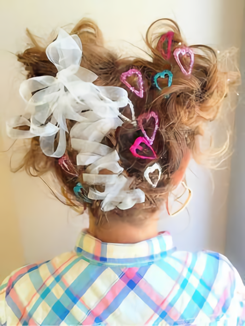 運動会ヘアアレンジ 夜な夜な作ったリボンが意外によき♡ リボン入り四つ編みのカラーが微妙に違うのが拘りポイント←運動会ヘア子供ヘアアレンジリボン入り四つ編み 四つ編みアレンジ サイドテールアレンジ 編み込みアレンジ ハンドメイドリボン レインボーリボン