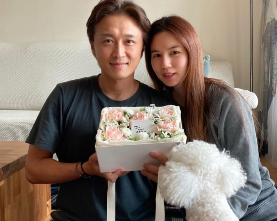 チン・テヒョン＆パク・シウン、養子縁組した大学生の娘の写真公開-Chosun Online 朝鮮日報