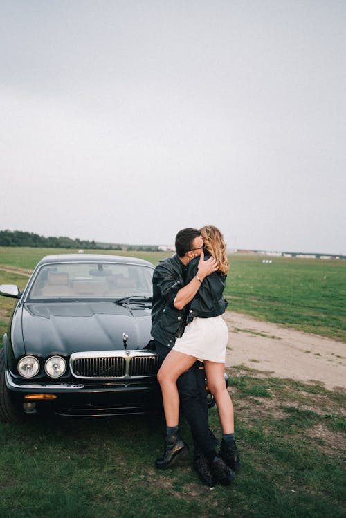 車の後ろに大きな古い城を持ってキスをするカップル写真素材703903642Shutterstock