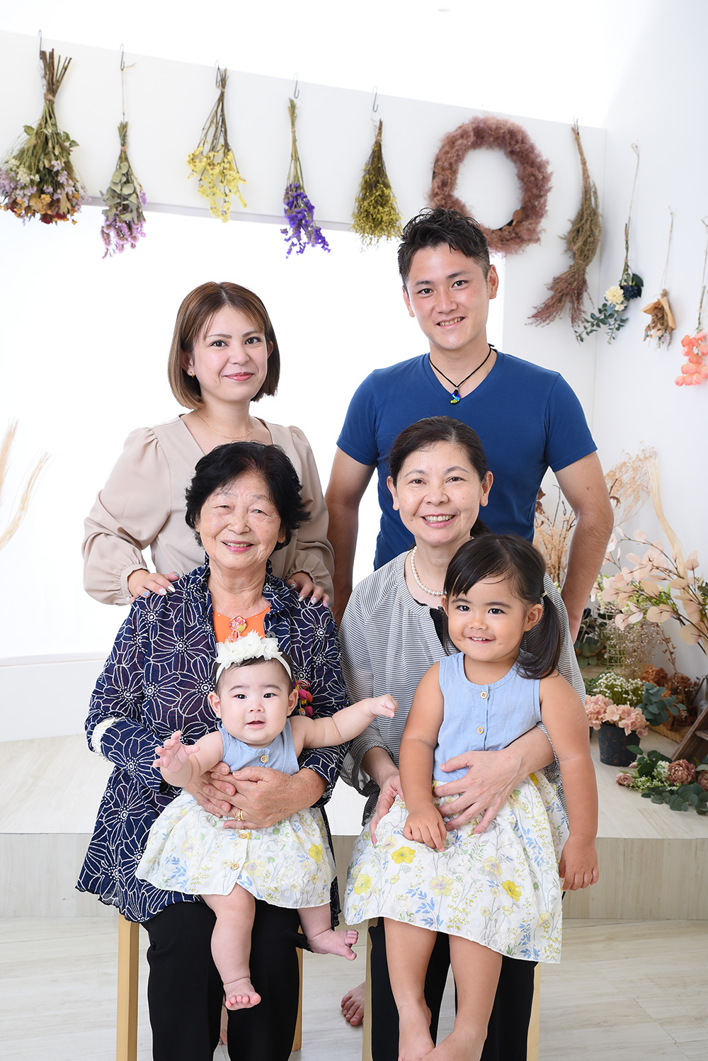 家族写真の服装どうする？沖縄でロケーションフォトとスタジオフォトでのかりゆしウェア選び方。マンゴハウスブログ