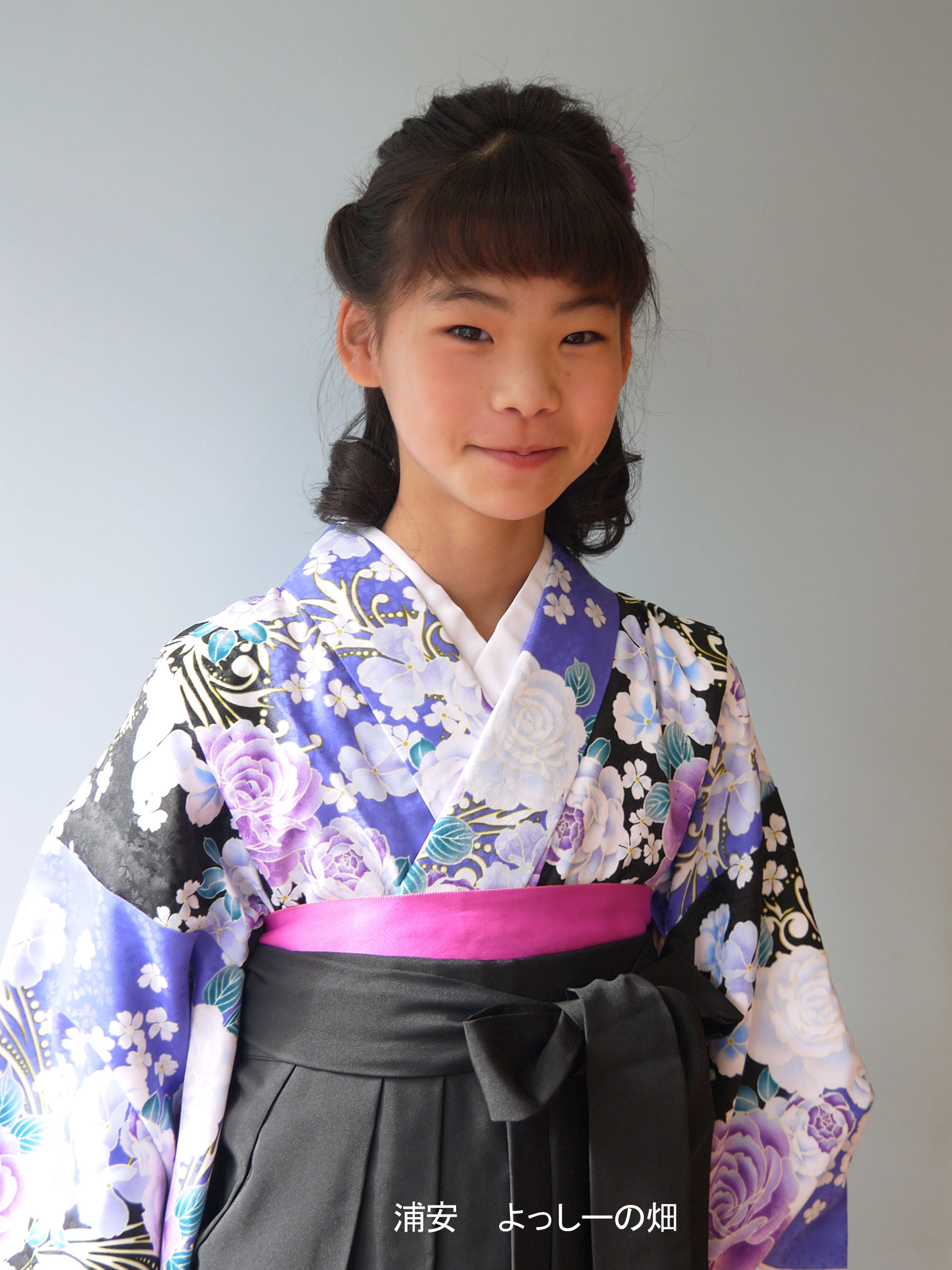 袴を着付けた小学生の卒業式・卒園式の髪型ヘアアレンジ美容室 よっしーの畑 浦安・新浦安・市川市・南行徳・行徳・葛西・江戸川区エリア