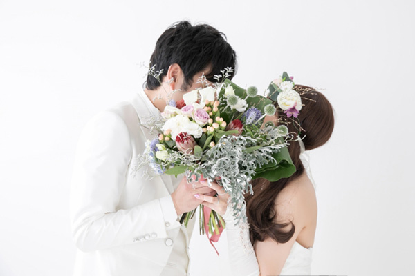 3から5秒のキスが鉄則!? 「誓いのキス」を成功させるポイントとおすすめの演出みんなのウェディングニュース