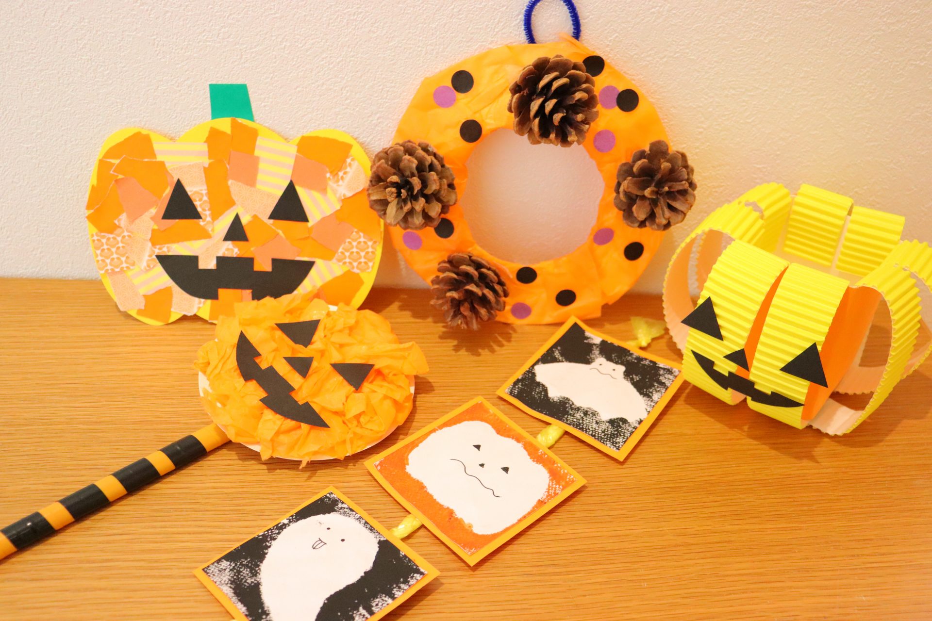 🌷︎⸝‍ハロウィンバッグ制作 幼稚園ではハロウィンパーティー を恒例行事で行っていました🧡💜 . 手作りのバックにお菓子をたくさんもらえる夢のような1日です🎃 . 紙袋は100円ショップに売っているものを 活用しています🙌 ୨୧ ୨୧