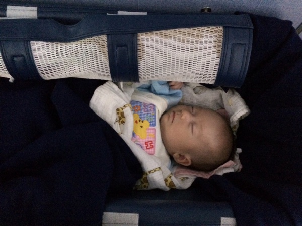 子連れフライトなら絶対にチェック！バシネットを使わずに飛行機の中を上手に過ごす方法３つ -１歳子連れ三世代ハワイ旅行を満喫した方法を紹介するブログ2017