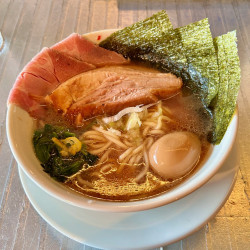 えびすじゃっぷ×人類みな麺類 「人類みな家族」ラーメン全品500円キャンペーン開催❗️明日12時にオープンする4人組YouTuber「EvisJap えびすじゃっぷ」とのコラボレーションブランド「人類みな家族」でラーメン全品500円 税込550円 キャンペーンを開催いたします