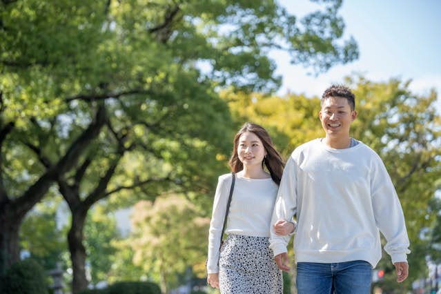 腕を組む夢はどんな意味がある？ 人物・場面が表す意味を解説！ウラスピナビ