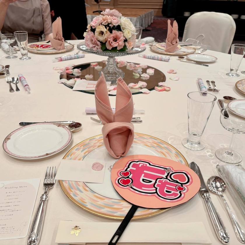 中国式の手回し扇、団扇 21 センチメートル中国風宮廷ファンハンドヘルドウェディングパーティーダンス漢服アクセサリー Amazon.co.jp: シルク うちわ 中国の結婚式うちわ ゲスト用 中国伝統的な結婚式の装飾 リハーサルディナー 装飾 手作りの中国 手持ちの花 古代の扇子