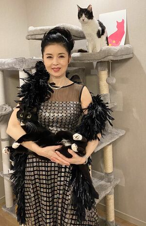 デビュー30週年の藤あや子、妖艶和ドレスで大胆露出！衣装デザインは篠原ともえが！！