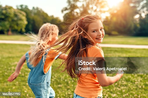 楽しそうに走る子供達のイラスト2 - フリー素材集「イラストのっく」