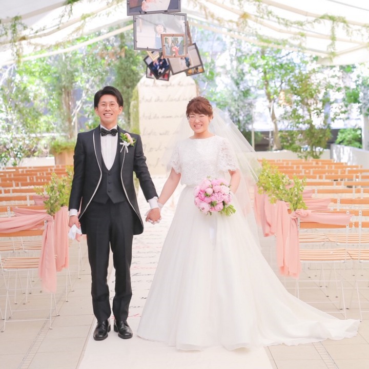 ヴィンテージドレスとゆるいローポニーに眼鏡の花嫁さま。 ・ 完璧でした。完璧な可愛さでした。 ・ お顔がお見せできないのが残念すぎます！！素敵だったー😍 ・ヴィンテージドレス長袖ウェディングドレスウエディングドレス長袖クラシックウエディングフォト