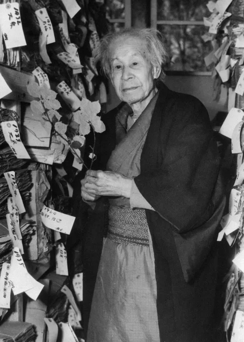 山本美月：朝ドラ「らんまん」のモデル、日本植物学の父・牧野富太郎の図鑑に思わず見入る 「新美の巨人たち」 - 毎日キレイ