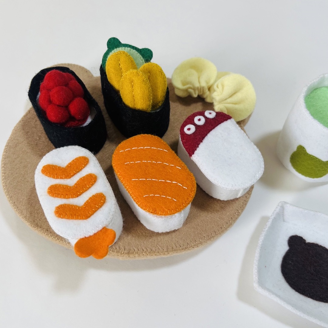 楽天市場 アーテック フェルトでつくるお店屋さんごっこキット ATC-50561 フェルト お店屋さんごっこ 食べ物 作例資料 型紙 安全 手作り楽しい セット内容 材質 中国製 お弁当 ピザ アイスクリーム どら焼き 手巻き寿司 サンドイッチ ハンバーガー お寿司 刺繍糸 綿