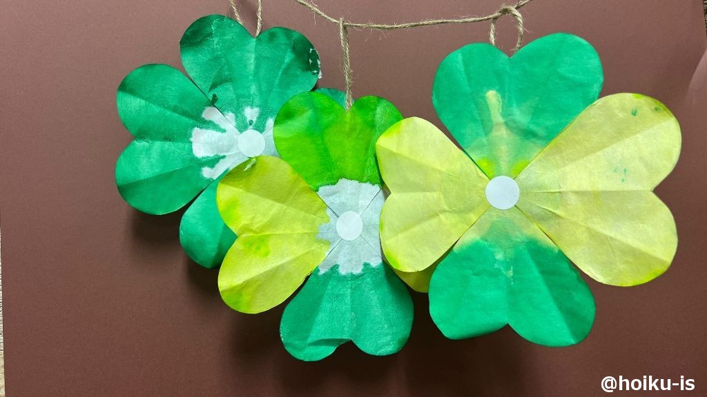 ２歳さんからチャレンジできる てんとう虫＆クローバーの折り紙です🌷 てんとう虫の模様は ２センチの丸シールを使ってます😊自由に貼っちゃってもちろんOK🩷 クローバーは7.5cm角の折り紙で折ります 普通の15cmの折り紙を1 4に切って使えば 1枚でちょうどよつ葉の