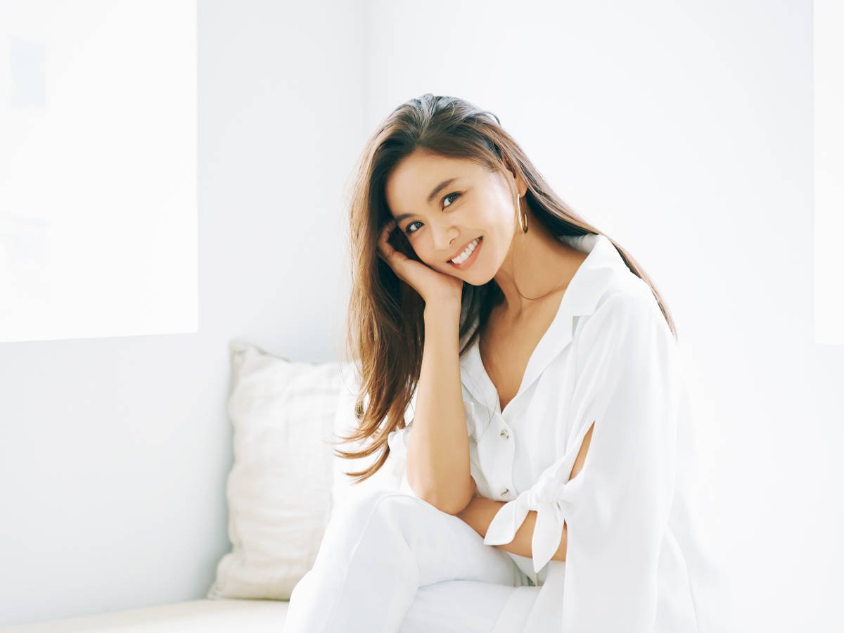 滝沢眞規子４５歳に 肩出し黒ドレスで夫とラブラブ「憧れ夫婦」「素敵家族」 憧れ豪邸で手作りお祝いも 芸能 デイリースポーツ online