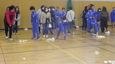 佐藤吏コーチが「鷹巣小学校２年部親子レク」へ派遣講師に行ってきました - ブラウブリッツ秋田スポーツネットワーク