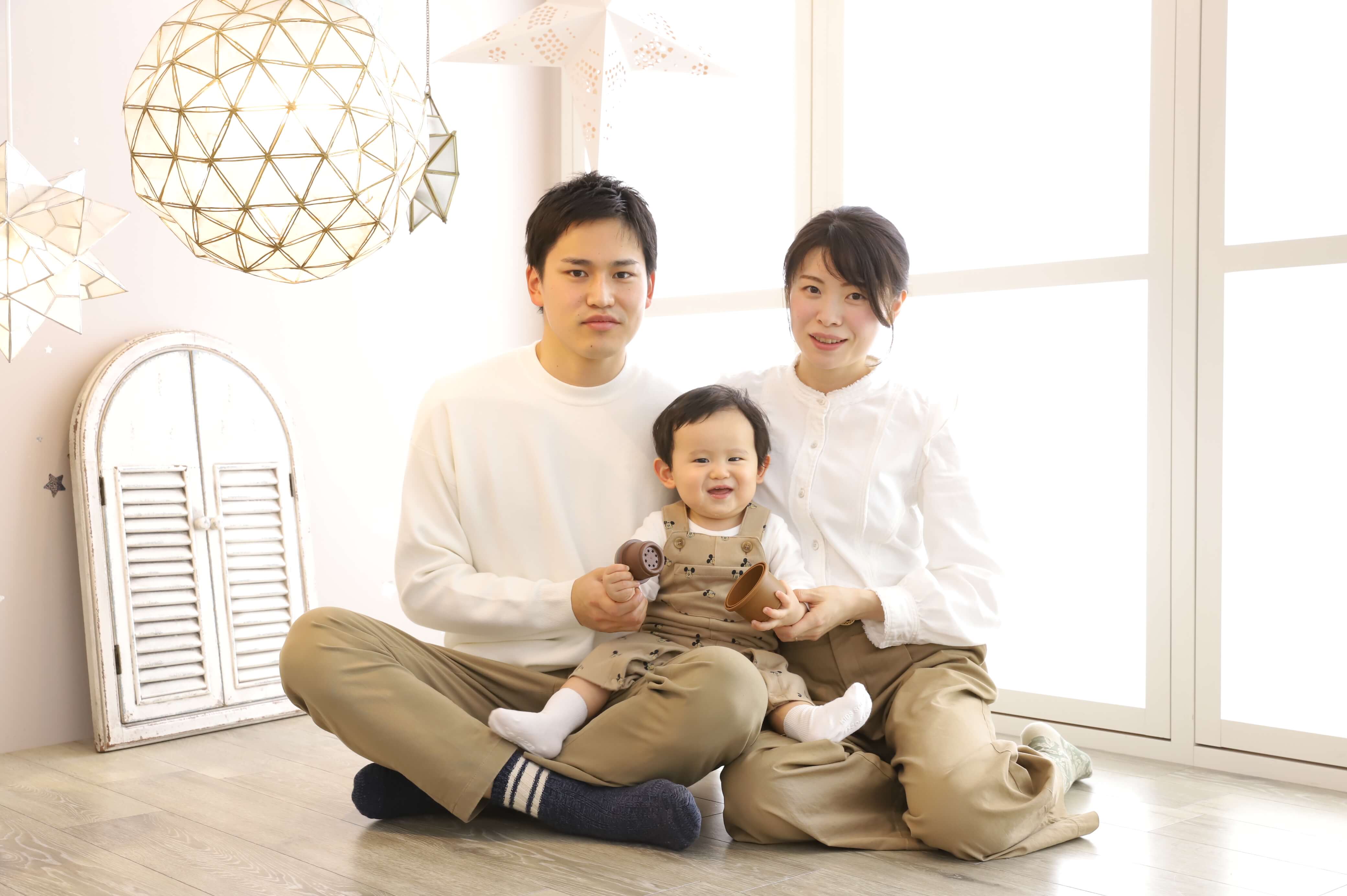 2024 リンクコーデでおしゃれな家族写真 ファミリーフォト ・記念写真を残すためのポイント♡STUDIOFameux 大阪フォトスタジオファムーフォトウェディング・マタニティ・記念撮影