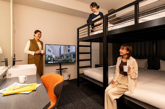 お部屋でゆったり女子会ホカンス✨ ケーキやシャンパンを持ち帰ってお部屋でミニパーティーはいかがですか？ワイングラスの貸出もあるのでお気軽にお声がけくださいね。 大きな窓からの都会の夜景を堪能できちゃいます♪ Relax in your room fora girls' night out