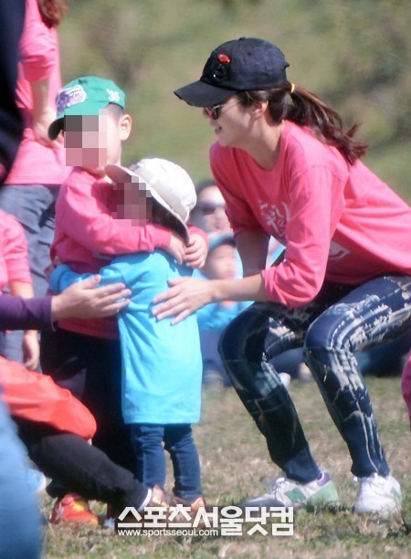 ソル・ギョング、ソン・ユナ夫婦、息子運動会で“熱血両親”認証 : Yoona's NEWS