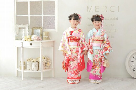 近所の双子ちゃんが中学生になると言うので、写真を撮らせてもらった。ほんと絵になるふたり、可愛くて可愛くて大好き。以前撮らせてもらったのは3年前、子供って3年でこんなに大人になるの？衝撃、、、。双子双子ちゃん twins 近所の双子ちゃん