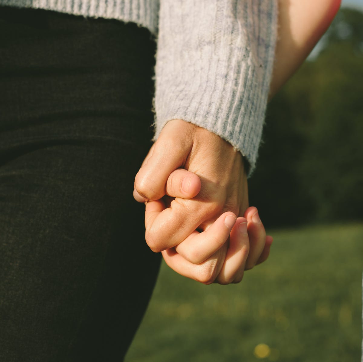 恋人繋ぎ つなぎ 」をする心理って？ 自然に手を繋ぐテクニックも解説