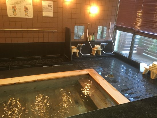 お友達の家に行って、男同士で一緒にお風呂に入ろうとはならない。 でもサウナだと男同士でも男女でも入れる。 それがサウナの大きな魅力の一つなんだよ。byととのえ親方」 山野幹夫さんの別荘サウナ。海と街の景色が見下ろせる日本のビバリーヒルズと言われるあの場所に