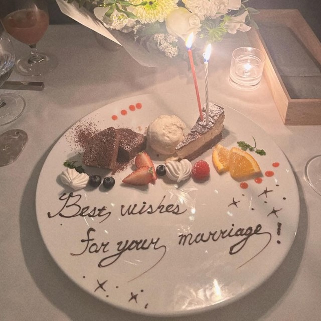 ウェディングケーキのメッセージプレート♡感謝の伝え方アイデア6選 今週のスタスナ omotte magazine fromANNIVERSAIRE記念日にまつわるマガジン