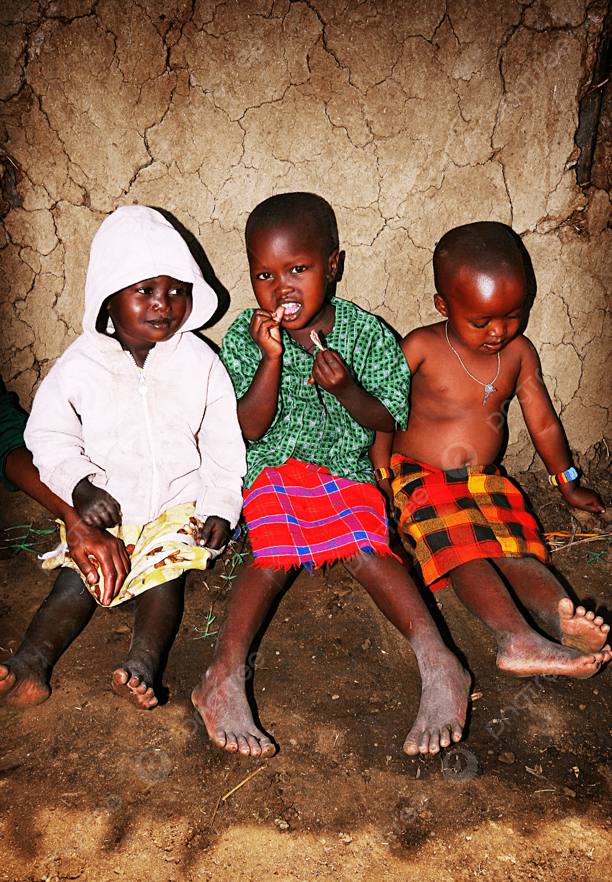 アフリカの子供たちのグループ、笑って、農村部で水と遊ぶ。喜びで人生を祝う黒い子供。カメラに映し出される、子ども時代の美しさ、無邪気さ、村の生活の純粋さ」の動画素材 ロイヤリティフリー 1098588545Shutterstock