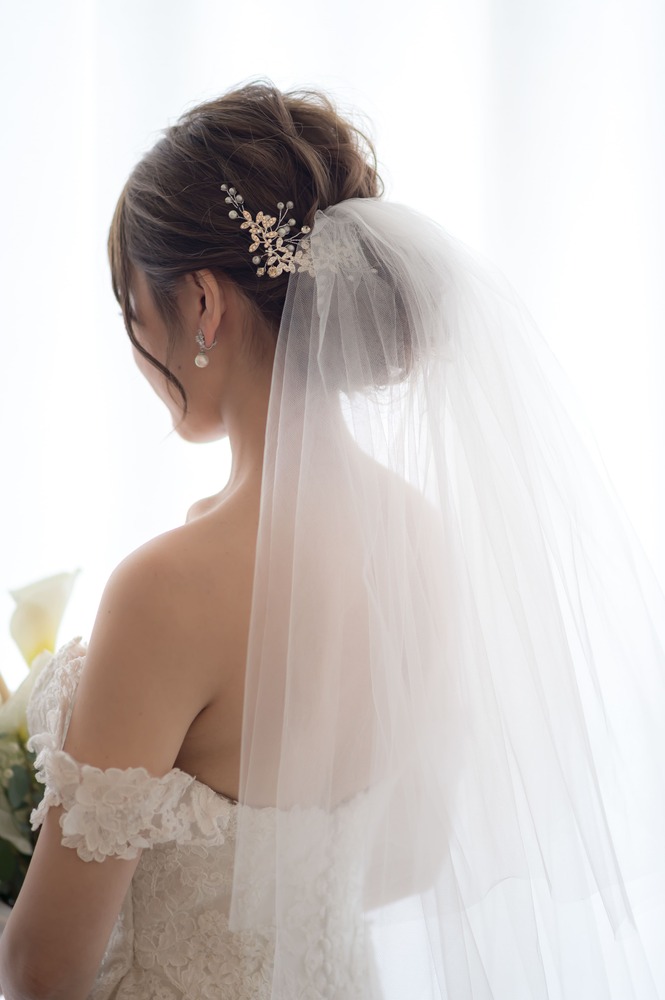 ウェディングドレスにベールとティアラ 髪型はシニヨンで王道花嫁に♪神戸旧居留地の結婚式場 - 神戸セントモルガン教会