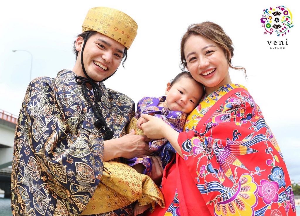 夏らしい親子コーデが素敵なファミリー。 沖縄はもう真夏の暑さです💦 撮影の際は、風通しがよく動きやすい服装でお越しくださいね！沖縄旅行子連れ 沖縄沖縄家族写真沖縄ファミリーフォト恩納村ナビービーチ沖縄ロケーションフォト沖縄出張カメラマン