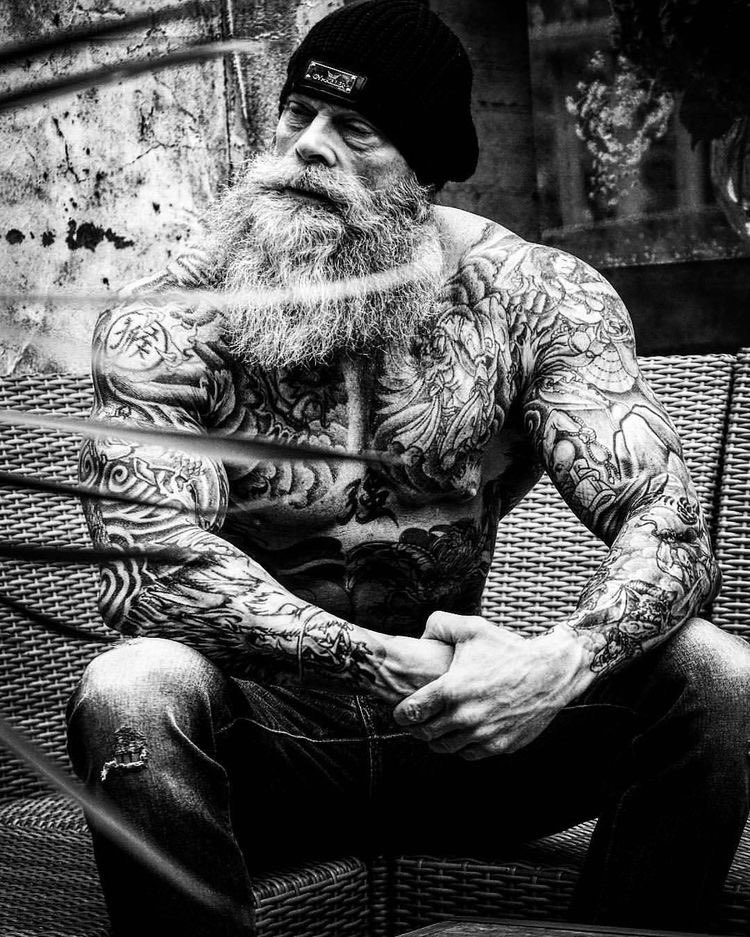 ジムや運動やトレーニングし鍛え筋肉マッチョな高齢者男性おじいちゃんの写真・画像素材-Snapmart スナップマート