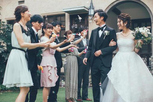 白い花とアイビーのブーケ