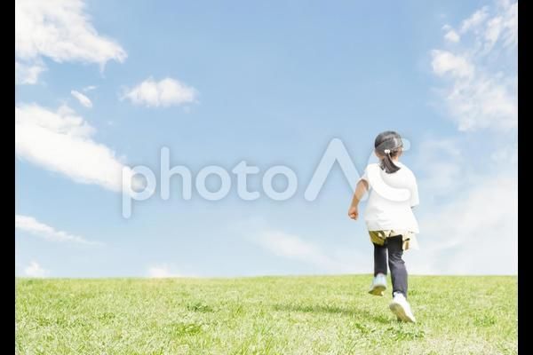 小走りで走る子供の後ろ姿の写真素材72945749- PIXTA
