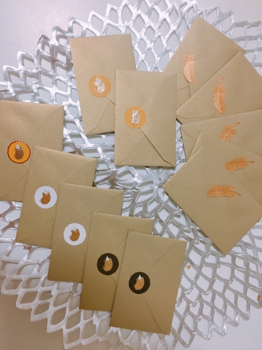 例文つき 席札メッセージの基本の書き方とは？贈る相手別にメッセージの例文15選をお届けします♡ -DRESSY 公式 ウェディングドレス・ファッション・エンタメニュース