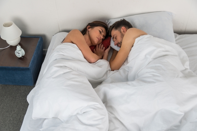 夫婦・カップルの寝方や起きた時の姿勢で判明！寝相相性診断で占ってみようClover クローバー